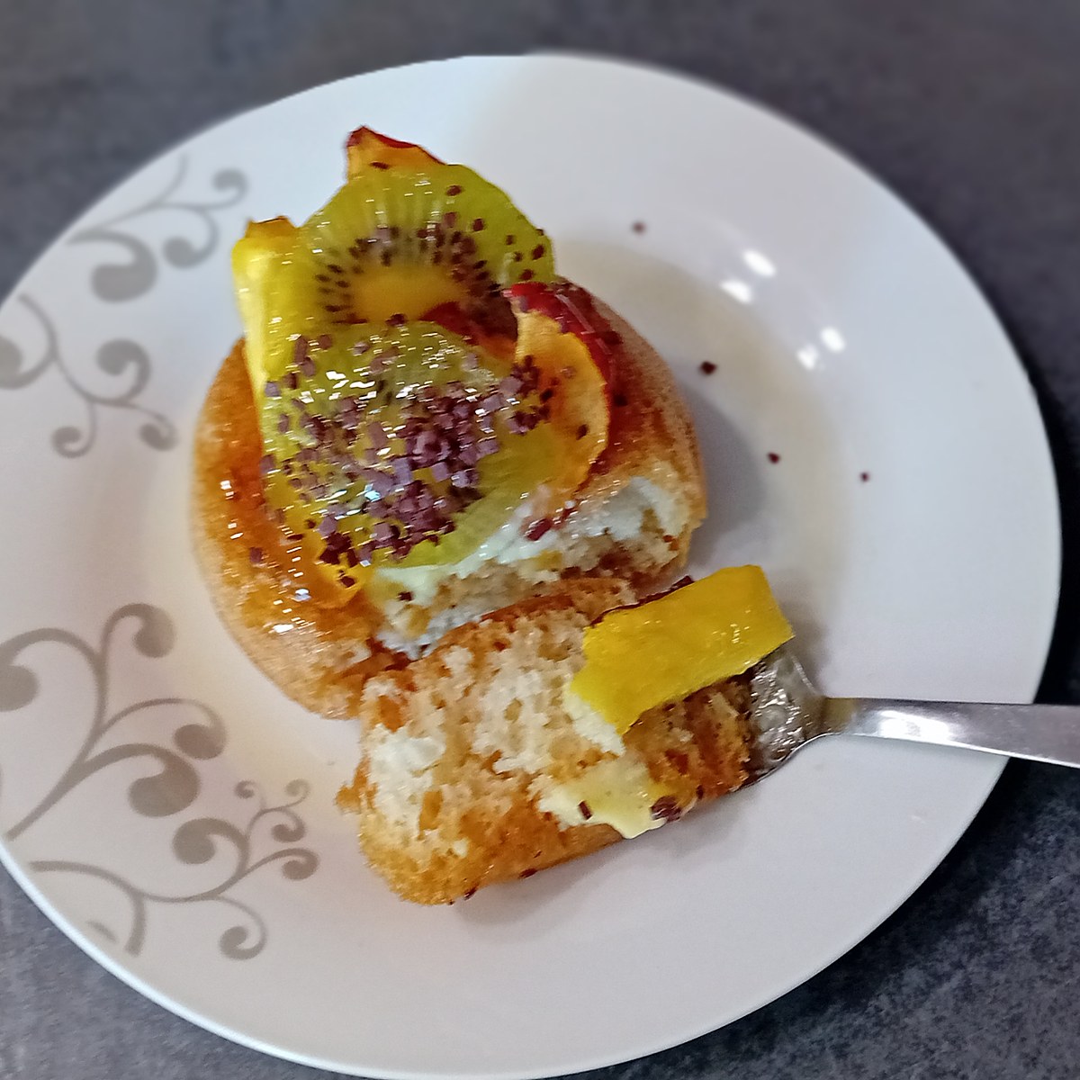 Baba au rhum entamé à la fourchette : mie imbibée de sirop, fromage blanc au creux et fruits frais
