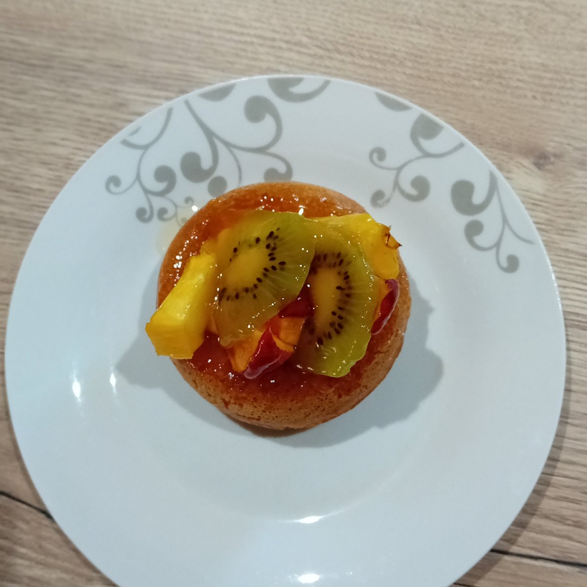 Baba au rhum imbibé de sirop au xylitol, garni de kiwi, d'ananas et de nectarine, sans masse de cacao, vu du dessus